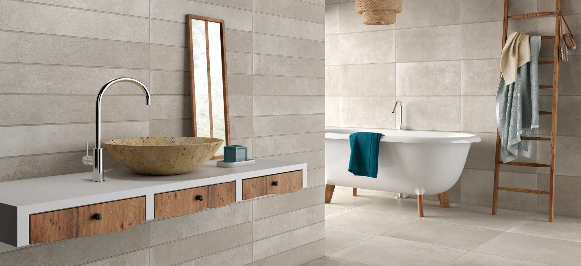 Badkamer met beige Villa Ibiza tegels, houten badmeubel en vrijstaand bad