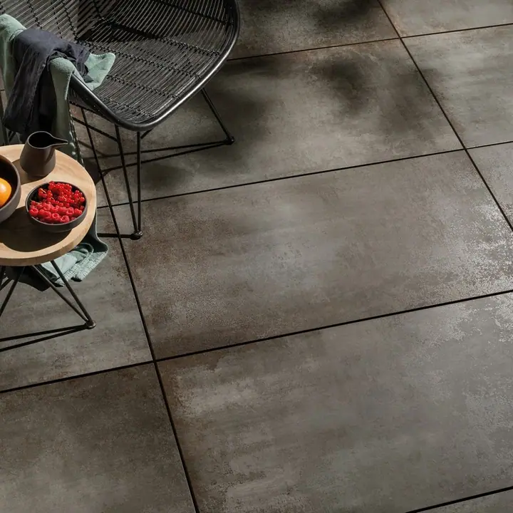 Donkere terrastegels in metal look Polis It's Different Dark Soul 60x120x2 cm