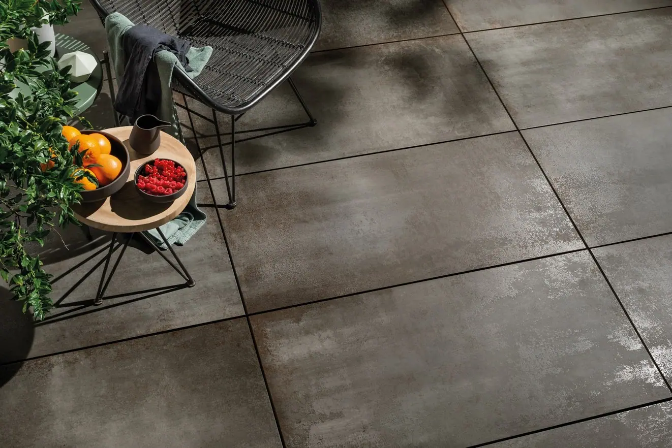 Donkere terrastegels in metal look Polis It's Different Dark Soul 60x120x2 cm