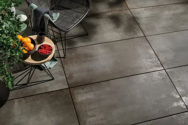Donkere terrastegels in metal look Polis It's Different Dark Soul 60x120x2 cm