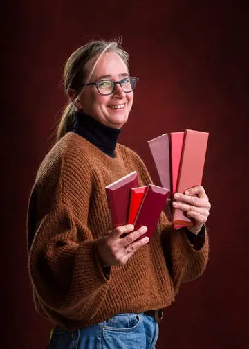 Sandra Liekens, zaakvoerder van Sanjo Depot, met tegelstalen in de hand