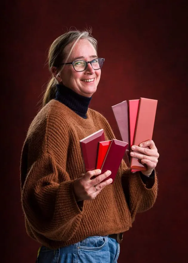 Sandra Liekens, zaakvoerder van Sanjo Depot, met tegelstalen in de hand